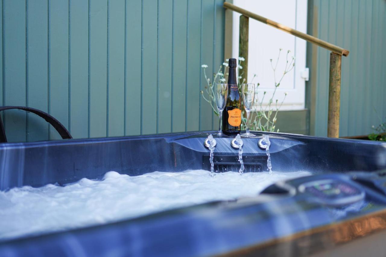 The Laburnum Retreat Shepherd Hut Private Hot Tub Upper Hulme Exteriér fotografie